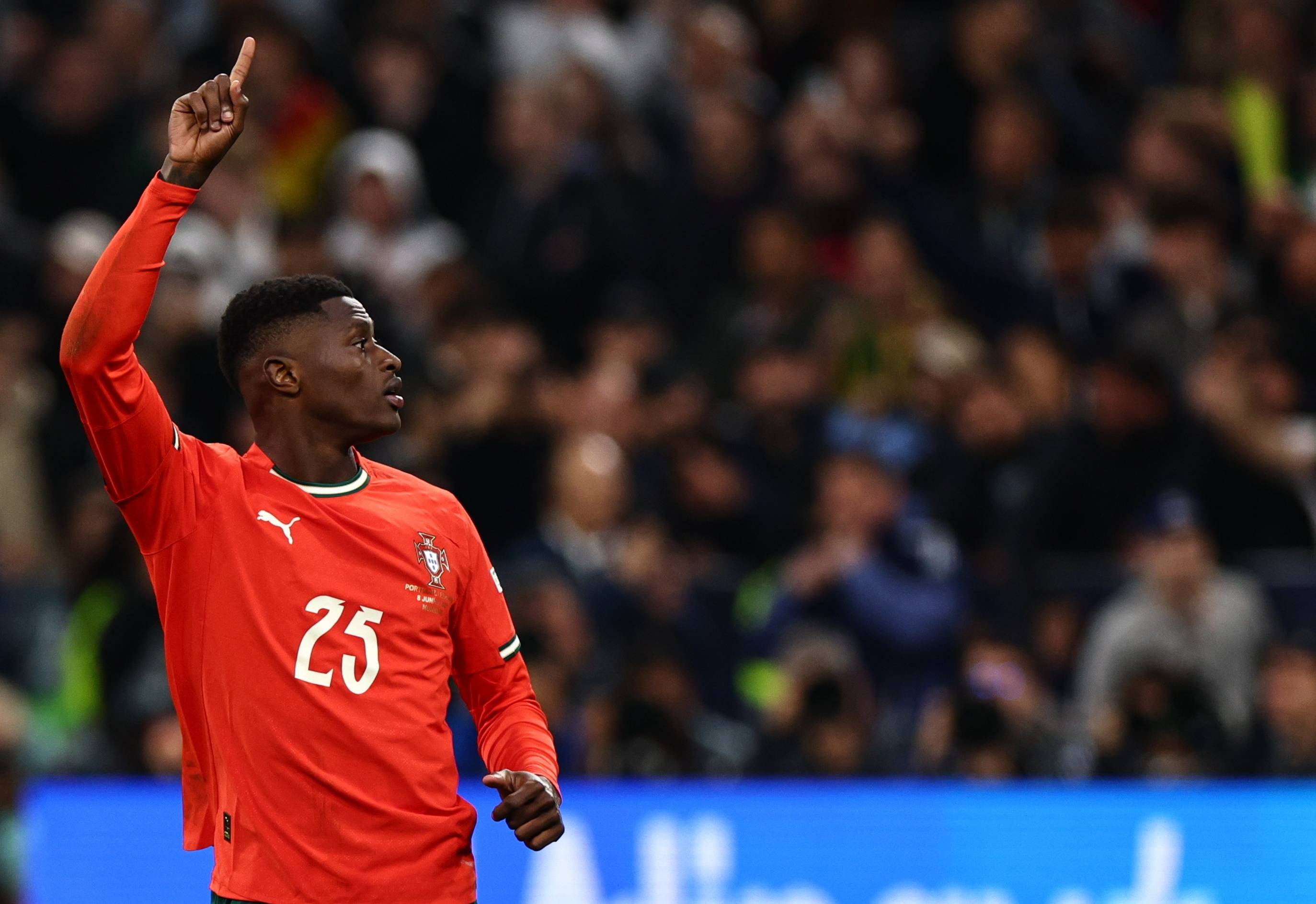 爱游戏-C罗在阿森纳比赛中比赛规则变更，出色发挥引发热议！