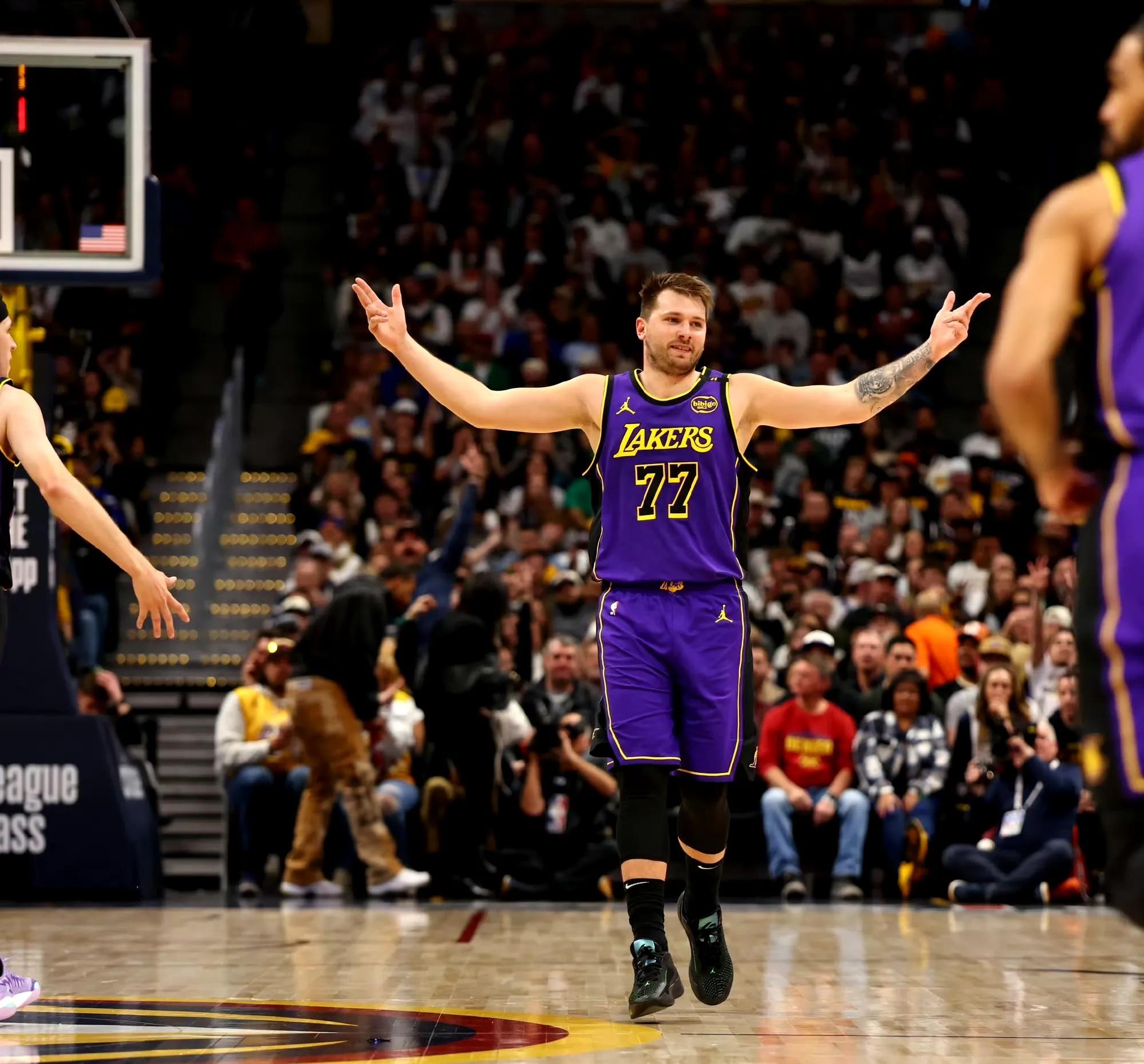 爱游戏-表现优异引爆全场！，东契奇意外战胜日本队气势如虹延续(东契奇三分球集锦)